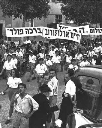 "אור א־לוהי עליון מתהלך בתנועת הפועלים". צעדת 1 במאי בתל־אביב, 1947 | האנס פין, לע"מ