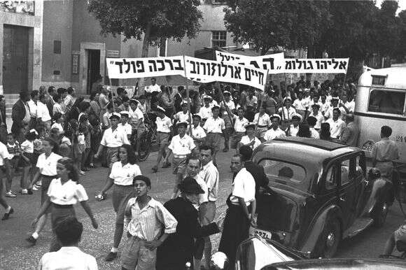 "אור א־לוהי עליון מתהלך בתנועת הפועלים". צעדת 1 במאי בתל־אביב, 1947 | האנס פין, לע"מ