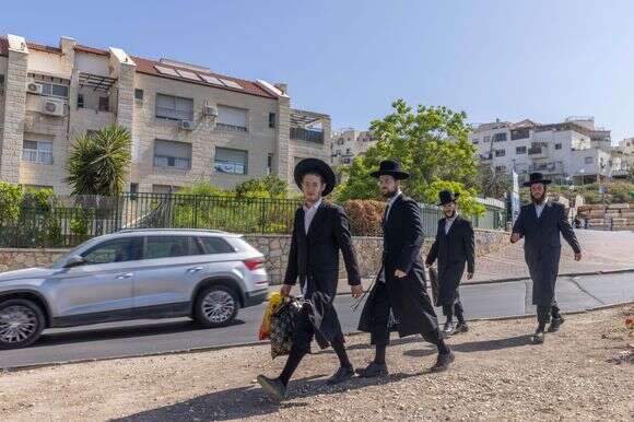 "אחרי שבעים שנה נזכרנו לשאול למה הם לא לומדים ליבה". בית־שמש (למצולמים אין
קשר לכתבה) | יוסי אלוני - פלאש 90 "אחרי שבעים שנה נזכרנו לשאול למה הם לא לומדים ליבה". בית־שמש (למצולמים אין
קשר לכתבה) | יוסי אלוני - פלאש 90