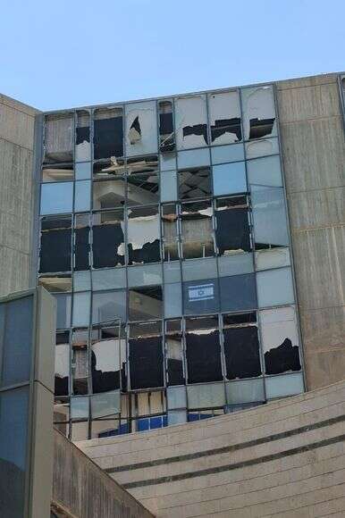 מבנה בית החולים סורוקה שניזוק מפגיעת הטיל | אלישיב רייכנר מבנה בית החולים סורוקה שניזוק מפגיעת הטיל | אלישיב רייכנר