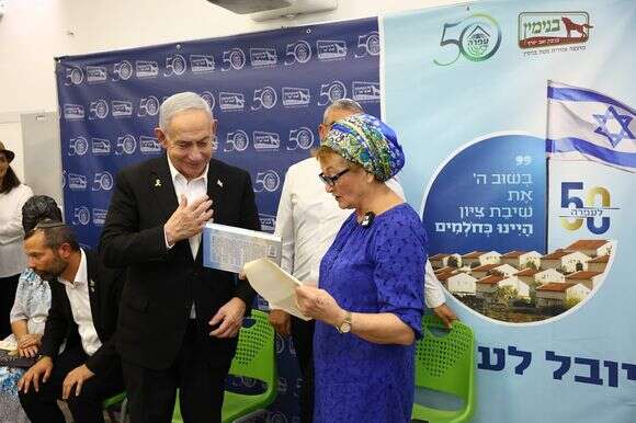 קרבת לבבות מפתיעה. נתניהו בעפרה, השבוע | חיים טוויטו