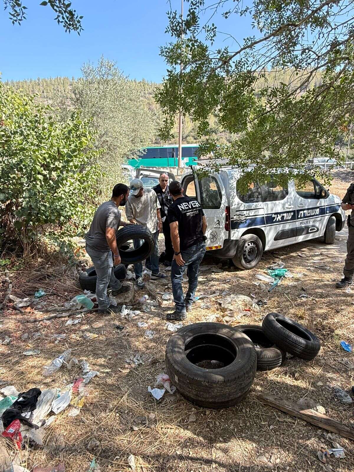 מצבור צמיגי וחומרי בערה שהתגלה ליד כביש 1 | דוברות המשטרה