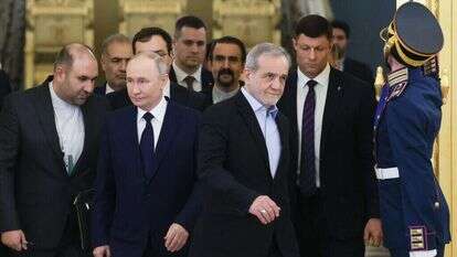 נשיא איראן מסעוד פזשכיאן ונשיא רוסיה ולדימיר פוטין בפגישה במוסקבה | EPA נשיא איראן מסעוד פזשכיאן ונשיא רוסיה ולדימיר פוטין בפגישה במוסקבה | EPA