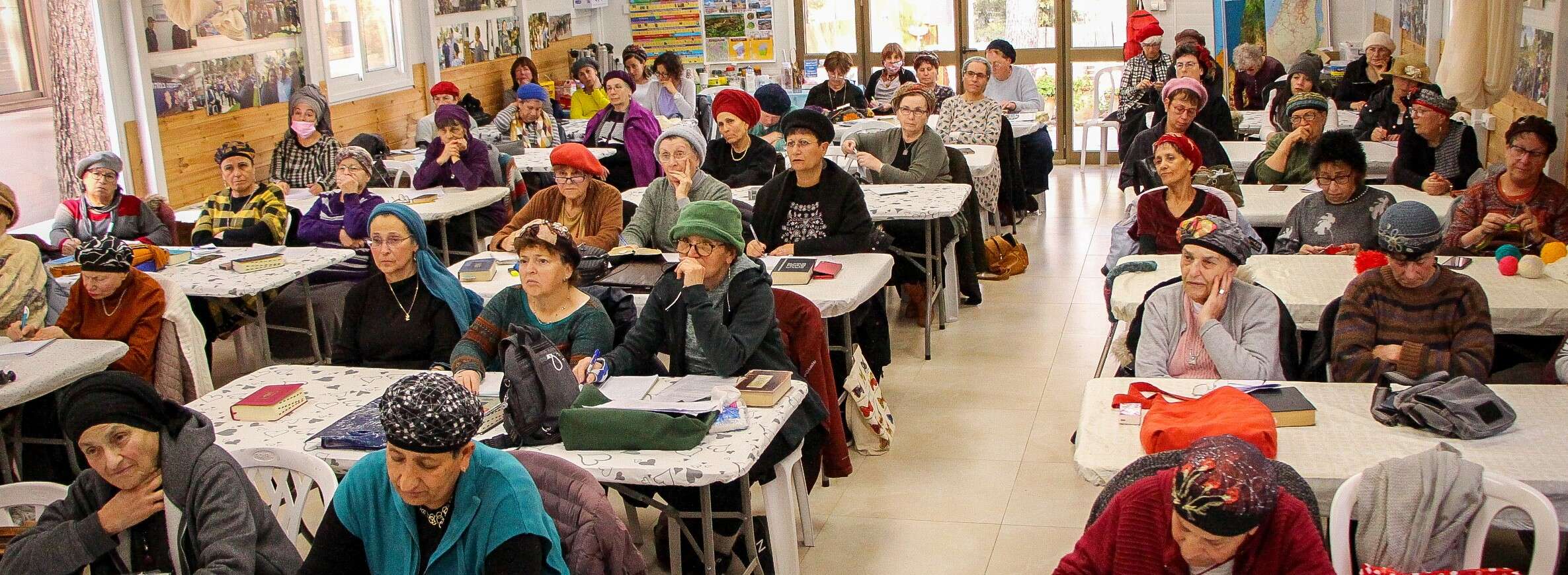 נשים לומדות תורה בגוש עציון | גרשון אלינסון - פלאש90 נשים לומדות תורה בגוש עציון | גרשון אלינסון - פלאש90