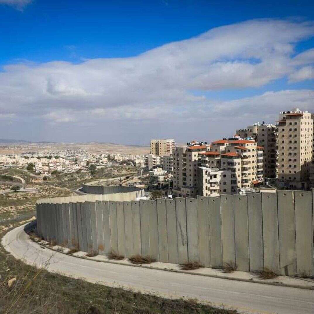 גדר ההפרדה ליד שכונת פסגת־זאב בירושלים | ג'מאל עוואד, פלאש 90