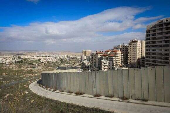 גדר ההפרדה ליד שכונת פסגת־זאב בירושלים. | ג'מאל עוואד, פלאש 90