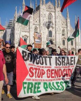הפגנה פרו פלסטינית בדואומו, מילאנו, איטליה | EPA/MATTEO CORNER הפגנה פרו פלסטינית בדואומו, מילאנו, איטליה | EPA/MATTEO CORNER