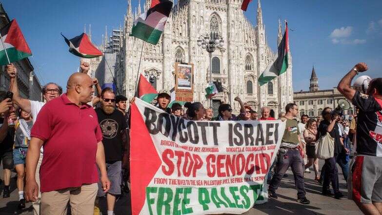 הפגנה פרו פלסטינית בדואומו, מילאנו, איטליה | EPA/MATTEO CORNER