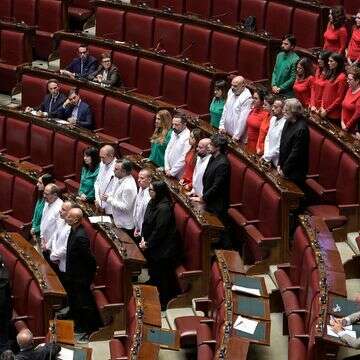 חברי פרלמנט איטלקים לבושים בצבעי דגל פלסטין | EPA/RICCARDO ANTIMIANI חברי פרלמנט איטלקים לבושים בצבעי דגל פלסטין | EPA/RICCARDO ANTIMIANI