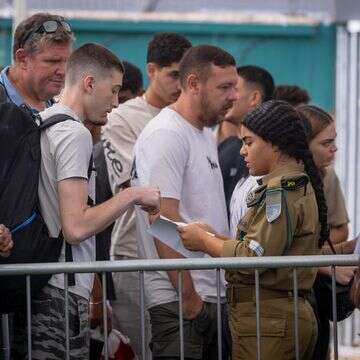 חיילים מתייצבים בלשכת הגיוס בתל השומר | מרים אלסטר, פלאש 90