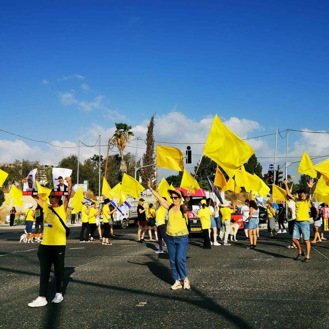 יום השיבוש: חסימת כביש ביהוד | מטה משפחות החטופים