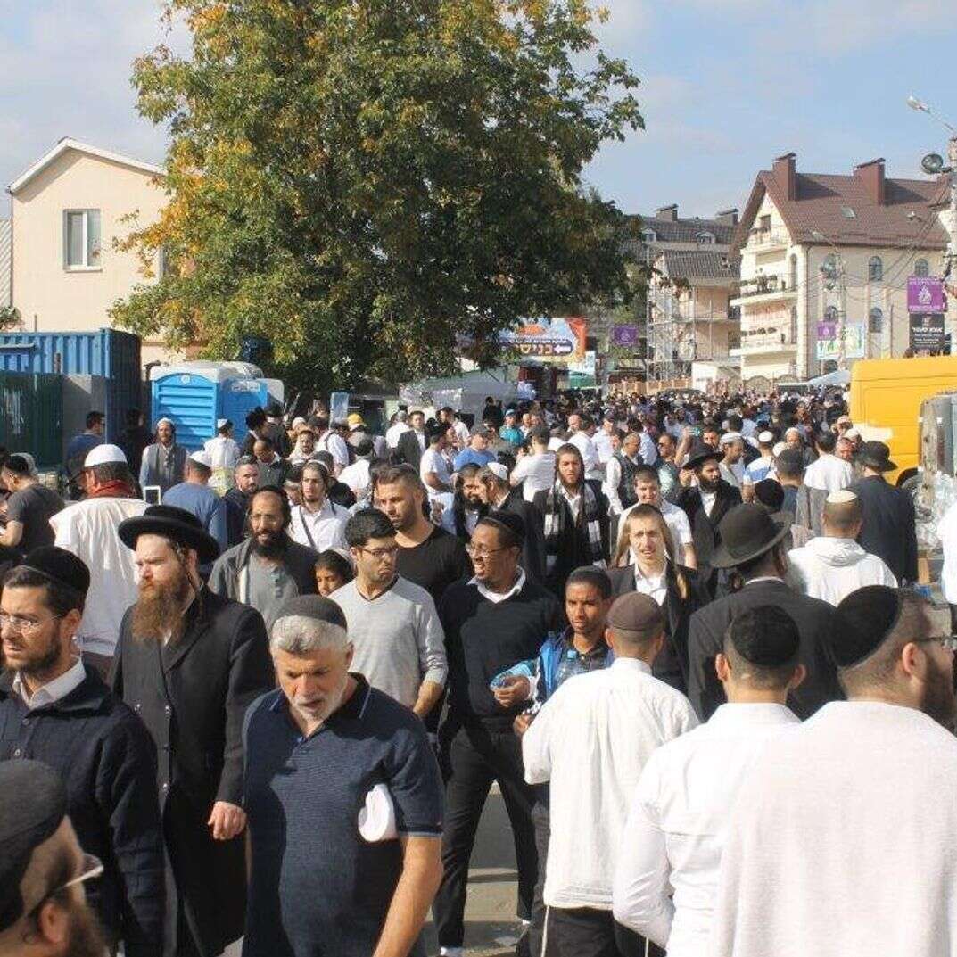כ-60 אלף מתפללים מהארץ ומהעולם שהו בימי ראש השנה תשע"ז סמוך לציונו של רבי נחמן מברסלב זיע"א בעיר אומן שבאוקראינה. הרבבות נענו לקריאתו של רבי נחמן מברסלב לשהות בסמוך לציונו הקדוש בתקופת ראש השנה. 

צילומים: אבי חן  - סוכנות הידיעות "חדשות 24" - קרדיט חובה!!
04/10/2016 *** Local Caption *** ‏‏FW: ראש השנה תשע"ז: כ-60 אלף מתפללים שהו באומן - תמונות נוספות
אופיר דוד 
יום ג 04/10/2016 21:32
 
________________________________________
מתוך: חדשות 24 סוכנות ידיעות
נשלח: יום שלישי 04 אוקטובר 2016 21:31:01 (UTC+02:00) ירושלים
נושא: ראש השנה תשע"ז: כ-60 אלף מתפללים שהו באומן - תמונות נוספות
כ-60 אלף מתפללים מהארץ ומהעולם שהו בימי ראש השנה תשע"ז סמוך לציונו של רבי נחמן מברסלב זיע"א בעיר אומן שבאוקראינה. הרבבות נענו לקריאתו של רבי נחמן מברסלב לשהות בסמוך לציונו הקדוש בתקופת ראש השנה. 

במרפאת אומן שע"י איחוד ברסלב הממוקמת בחצר בית הכנסת המרכזי טופלו עד לצאת החג 1546 מקרים רפואיים, מתוכם ילד שנפגע מרכב ונפצע קל עד בינוני וילד נוסף שנפצע בעינו מכדור של אקדח משחק (ביביגאן). פעילות המרפאה תימשך עד לצאת השבת הקרובה. 

רפאל טובול יו"ר חברת הנסיעות אומן אקספרס מסר: "גם בימים הקרובים צפויים ההמונים שנשארו באומן לנסוע גם לתפילה בקברי הצדיקים ברחבי אוקראינה. מערך הנסיעות של 'אומן אקספרס' משדות התעופה באוקראינה לעיר אומן תוגבר מצאת החג ברכבים מהירים ונוחים ובאוטובוסים חדישים וממוזגים בכדי להחזיר את הרבבות לביתם".

תיעוד נוסף מכניסת החג - צילומים: אבי חן  - סוכנות הידיעות "חדשות 24" - קרדיט חובה!!

-- | אבי חן