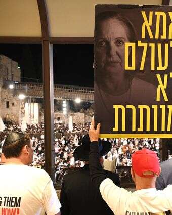 משפחות חטופים בסליחות ראשונות בכותל | אוריאל אבן ספיר