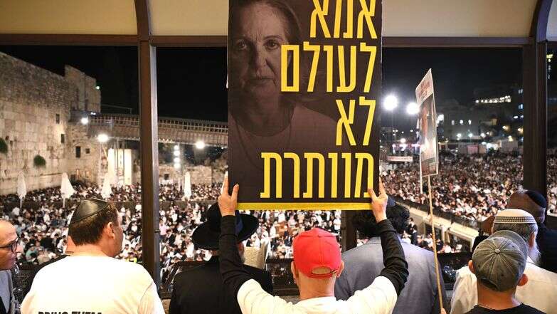 משפחות חטופים בסליחות ראשונות בכותל | אוריאל אבן ספיר