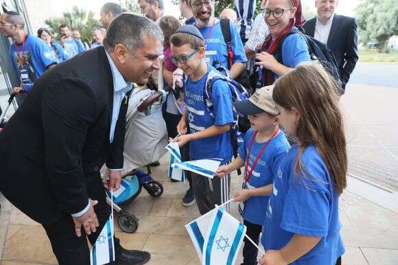 שר הקליטה, אופיר סופר עם ילדי עולים | סיוון שחור שר הקליטה, אופיר סופר עם ילדי עולים | סיוון שחור
