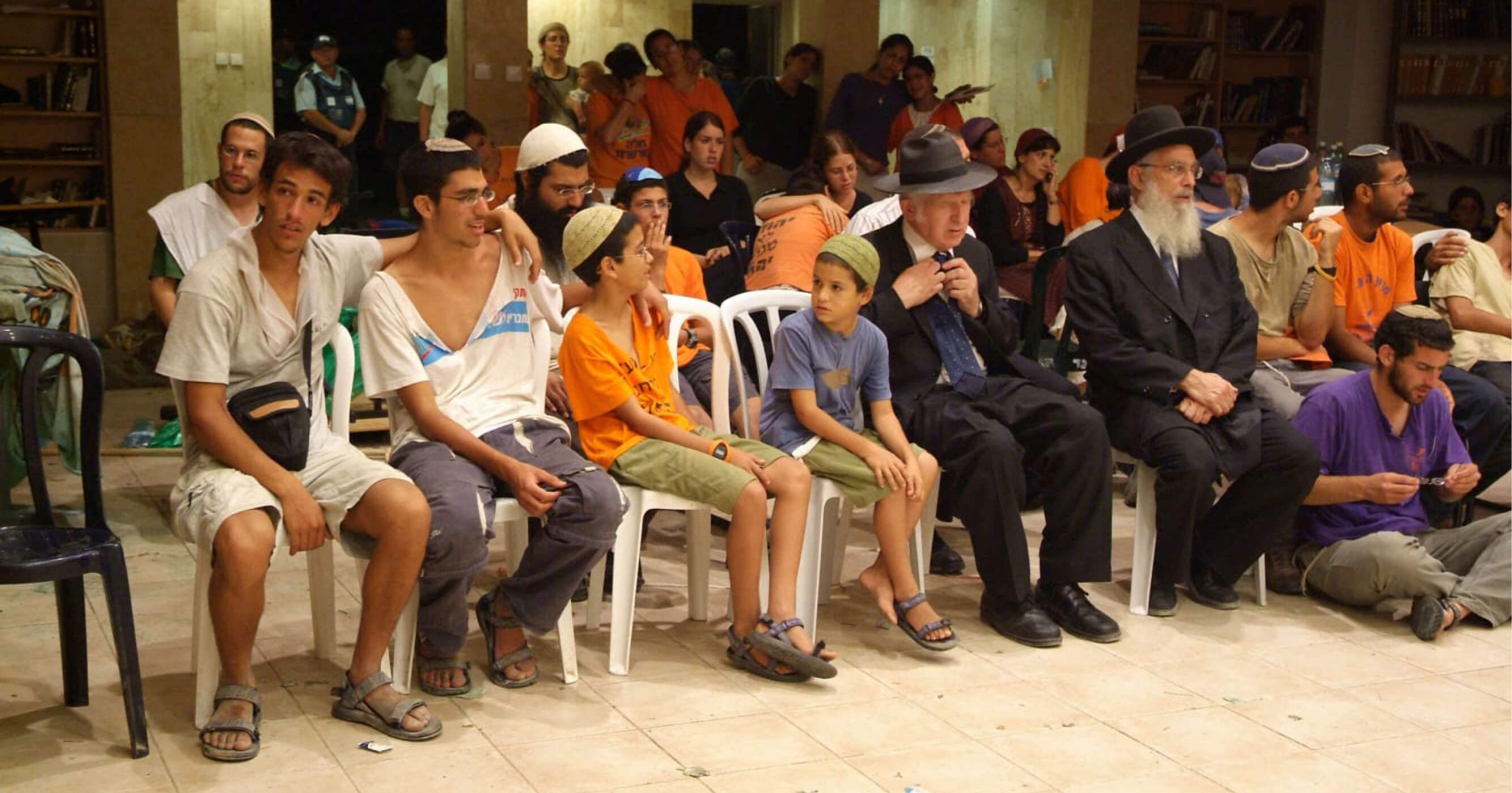 שילה ביטון הילד בחולצה הכחולה בליל הגרוש מכפר דרום יושב יושב ליד הרב ליכטנשטיין והרב אריאל | אמנון תם שילה ביטון הילד בחולצה הכחולה בליל הגרוש מכפר דרום יושב יושב ליד הרב ליכטנשטיין והרב אריאל | אמנון תם