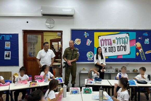 מפקד פיקוד הצפון, אלוף רפי מילוא בבית הספר ״מצודות״ בקריית שמונה | דובר צה"ל מפקד פיקוד הצפון, אלוף רפי מילוא בבית הספר ״מצודות״ בקריית שמונה | דובר צה"ל