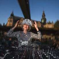 די.ג'יי גלוריה | 81-year-old Madelein Mansson, aka DJ Gloria, performs at Josefina, an outdoor summer bar and club in Stockholm, Sweden, on July 18, 2025. She drops the beat and gets her groove on, spinning discs like a pro as her head-to-toe sequins twinkle under the lights: at age 81, DJ Gloria is filling dancefloors across Sweden. (Photo by Jonathan NACKSTRAND / AFP) / TO GO WITH AFP STORY BY PIA OHLIN די.ג'יי גלוריה | 81-year-old Madelein Mansson, aka DJ Gloria, performs at Josefina, an outdoor summer bar and club in Stockholm, Sweden, on July 18, 2025. She drops the beat and gets her groove on, spinning discs like a pro as her head-to-toe sequins twinkle under the lights: at age 81, DJ Gloria is filling dancefloors across Sweden. (Photo by Jonathan NACKSTRAND / AFP) / TO GO WITH AFP STORY BY PIA OHLIN