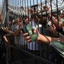 פלסטינים ממתינים ליד מעבר הגבול רפיח בדרום רצועת עזה כדי לחצות למצרים | צילום: ויסאם נסאר, פלאש 90