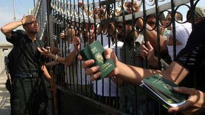 פלסטינים ממתינים ליד מעבר הגבול רפיח בדרום רצועת עזה כדי לחצות למצרים | צילום: ויסאם נסאר, פלאש 90