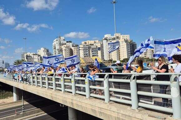 מאות אנשים מלווים את מסע הלוויה של עידן שתיוי ז׳׳ל. | מירה לביא מאות אנשים מלווים את מסע הלוויה של עידן שתיוי ז׳׳ל. | מירה לביא