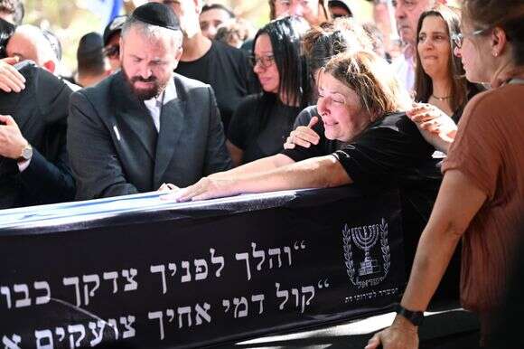 מתוך הלוויתו של עידן שתיוי ז"ל | פאולינה פטימר מתוך הלוויתו של עידן שתיוי ז"ל | פאולינה פטימר