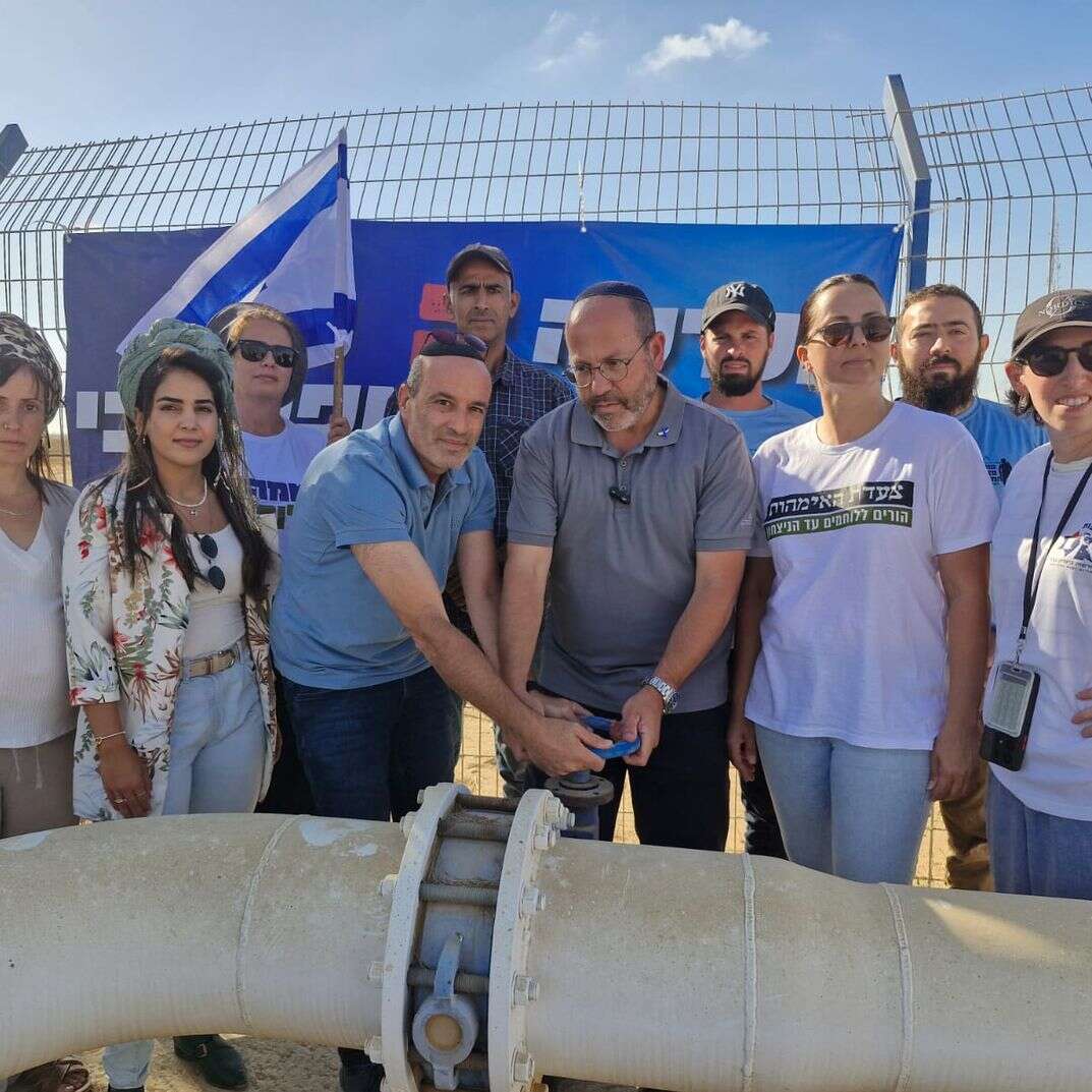 נציגי ארגוני ההכרעה סוגרים צינור מים בעוטף עזה | ללא קרדיט נציגי ארגוני ההכרעה סוגרים צינור מים בעוטף עזה | ללא קרדיט