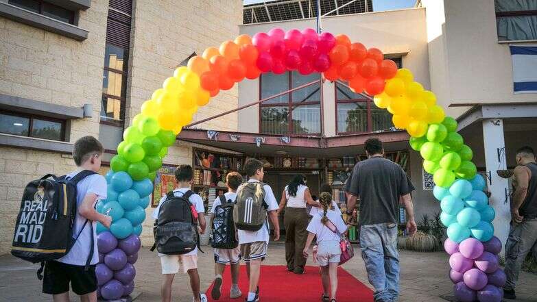 פתיחת שנת הלימודים בבית הספר "גמלא" בקצרין, השבוע. למצולמים אין קשר לכתבה | חיים גולדברג - פלאש 90 פתיחת שנת הלימודים בבית הספר "גמלא" בקצרין, השבוע. למצולמים אין קשר לכתבה | חיים גולדברג - פלאש 90