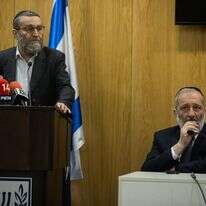 כולם במלבושי מזרח אירופה. דרעי וגפני | אורן בן חקון