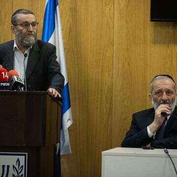 כולם במלבושי מזרח אירופה. דרעי וגפני | אורן בן חקון