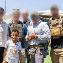 הילד העזתי עבוד, יחד עם חברי קרן הסיוע GHF | ללא קרדיט