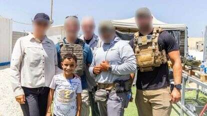 הילד העזתי עבוד, יחד עם חברי קרן הסיוע GHF | ללא קרדיט