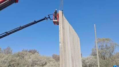 הסרת חומת המגן שהוצבה על הכביש לנחל עוז, השבוע | אלישיב רייכנר