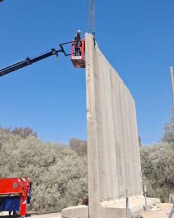 הסרת חומת המגן שהוצבה על הכביש לנחל עוז, השבוע | אלישיב רייכנר