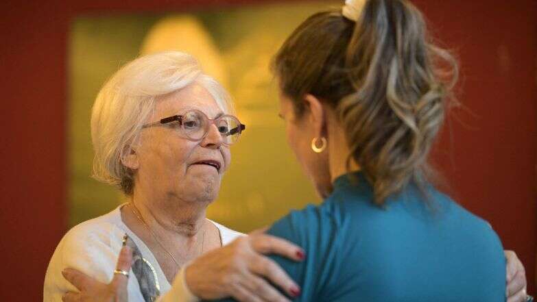 קשישים חולי פרקינסון בסדנת ריקוד טנגו | JUAN MABROMATA / AFP