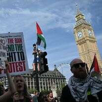 ההפגנה למען פלסטין אקשן | Protesters hold placards and wave palestinian flags at a "Lift The Ban" demonstration in support of the proscribed group Palestine Action, calling for the recently imposed ban to be lifted, in Parliament Square, central London, on September 6, 2025. (Photo by JUSTIN TALLIS / AFP) ההפגנה למען פלסטין אקשן | Protesters hold placards and wave palestinian flags at a "Lift The Ban" demonstration in support of the proscribed group Palestine Action, calling for the recently imposed ban to be lifted, in Parliament Square, central London, on September 6, 2025. (Photo by JUSTIN TALLIS / AFP)