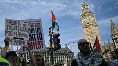 ההפגנה למען פלסטין אקשן | Protesters hold placards and wave palestinian flags at a "Lift The Ban" demonstration in support of the proscribed group Palestine Action, calling for the recently imposed ban to be lifted, in Parliament Square, central London, on September 6, 2025. (Photo by JUSTIN TALLIS / AFP)