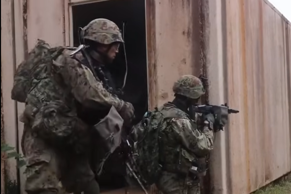 חברי כוחות ההגנה העצמית היפניים (JSDF) | צילום מסך מיוטיוב חברי כוחות ההגנה העצמית היפניים (JSDF) | צילום מסך מיוטיוב