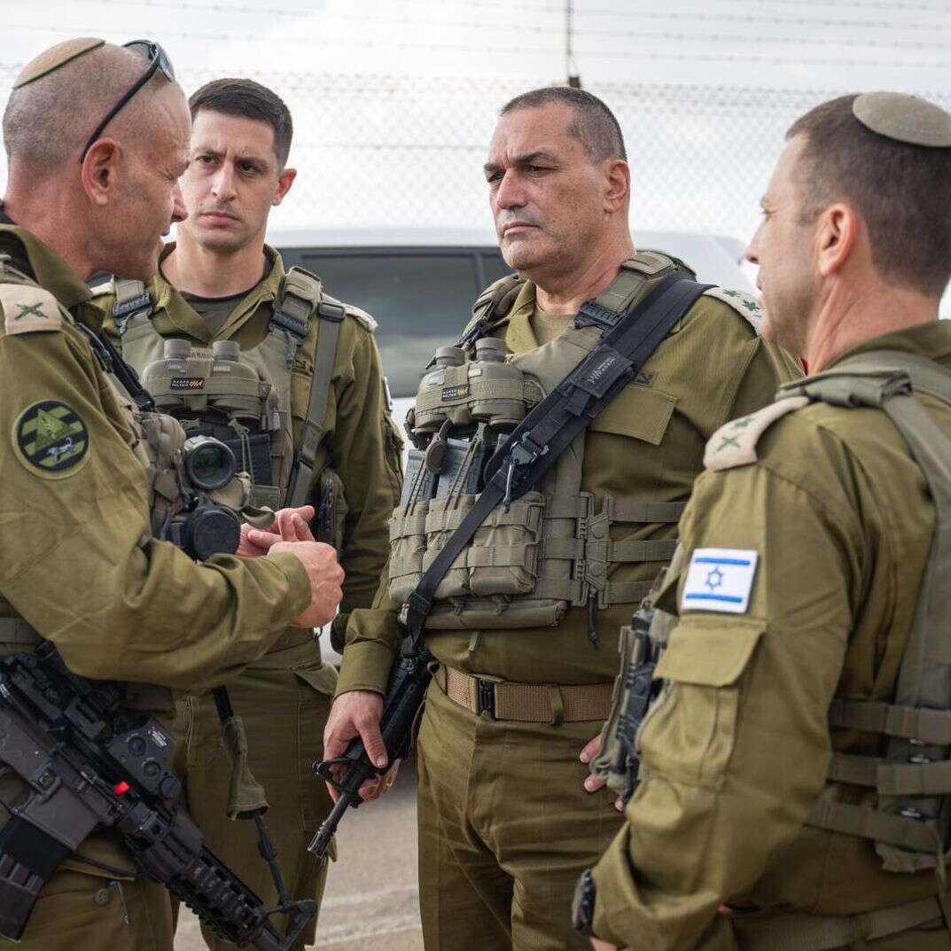 הרמטכ"ל אייל זמיר, מפקד האוגדה קובי הלר ואלוף פקמז, אבי בלוט | דובר צה"ל הרמטכ"ל אייל זמיר, מפקד האוגדה קובי הלר ואלוף פקמז, אבי בלוט | דובר צה"ל