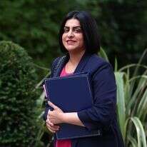 שבאנה מחמוד, שרת הפנים המוסלמית הראשונה של בריטניה | EPA/ANDY RAIN