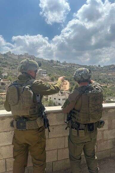 מפקד אוגדת יהודה ושומרון, תת-אלוף קובי הלר ומפקד חטיבת בנימין, אלוף-משנה ע׳ בהערכת מצב בכפר 'קטנה' בחטיבה המרחבית בנימין, משם יצא אחד המחבלים | דובר צה"ל מפקד אוגדת יהודה ושומרון, תת-אלוף קובי הלר ומפקד חטיבת בנימין, אלוף-משנה ע׳ בהערכת מצב בכפר 'קטנה' בחטיבה המרחבית בנימין, משם יצא אחד המחבלים | דובר צה"ל