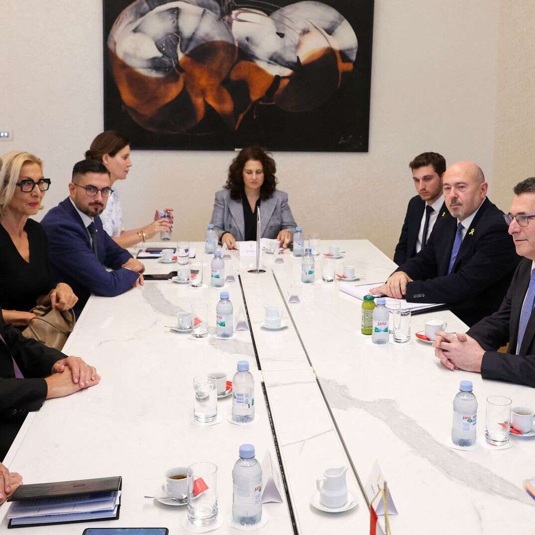 שר החוץ, גדעון סער וראש ממשלת קרואטיה, אנדריי פלקוביץ' בפגישת עבודה | Croatia's Prime Minister Andrej Plenkovic (C-L) meets with Israel's Minister of Foreign Affairs Gideon Saar (C-R) at the Government building in Zagreb, on September 9, 2025. (Photo by DAMIR SENCAR / AFP) שר החוץ, גדעון סער וראש ממשלת קרואטיה, אנדריי פלקוביץ' בפגישת עבודה | Croatia's Prime Minister Andrej Plenkovic (C-L) meets with Israel's Minister of Foreign Affairs Gideon Saar (C-R) at the Government building in Zagreb, on September 9, 2025. (Photo by DAMIR SENCAR / AFP)