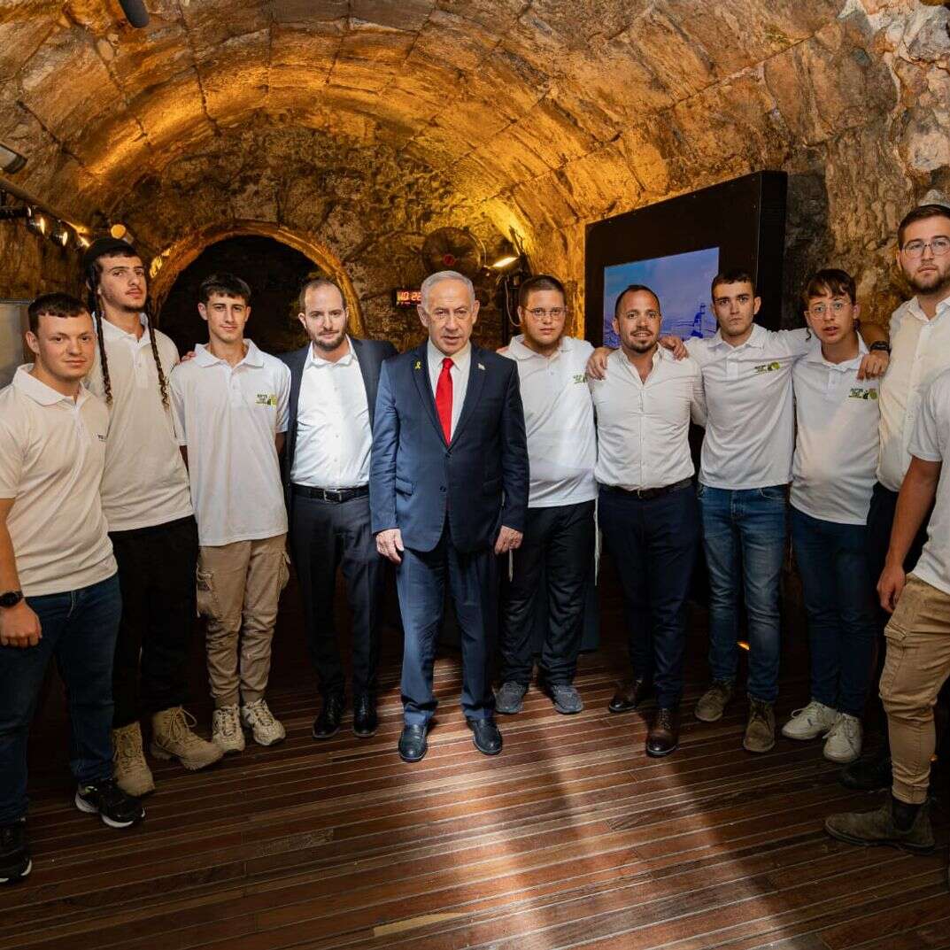 ראש הממשלה עם חניכי המכנות החרדיות | חיים טויטו ראש הממשלה עם חניכי המכנות החרדיות | חיים טויטו