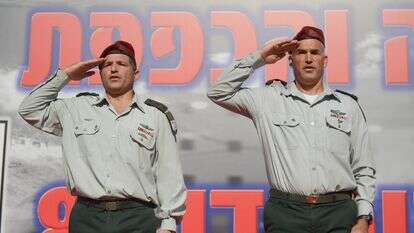 מח"ט הקומנדו, אל"מ דוד זיני נואם בטקס הקמת חטיבת הקומנדו, לצד מאו"ג עוצבת האש תא"ל אורי גורדין, 2015 | דובר צה"ל