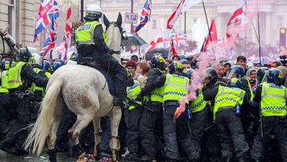 התנגשות בין שוטרים להפגנת הימין הבריטי בלונדון | EPA/TAYFUN SALCI התנגשות בין שוטרים להפגנת הימין הבריטי בלונדון | EPA/TAYFUN SALCI