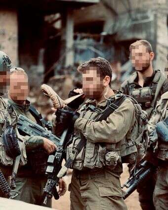 חיילי חטיבה 5 במילואים
צפון רצועת עזה
נהנים מתפוח בדבש ותקיעת שופר בתוך שכונת זייתון בעזה 
01/10/2024 | אורן כהן
