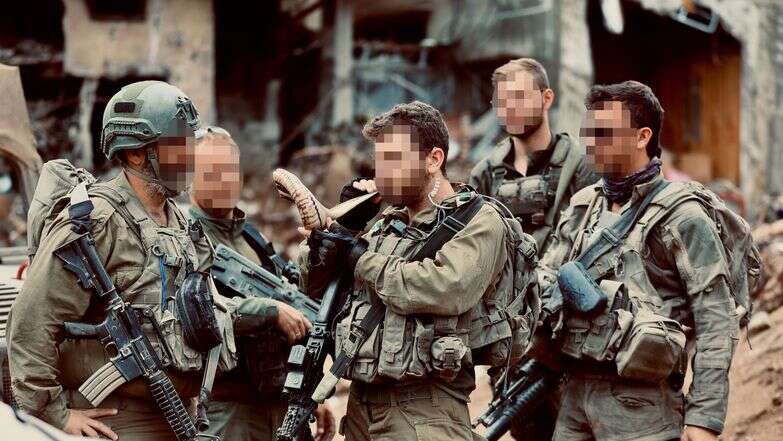 חיילי חטיבה 5 במילואים
צפון רצועת עזה
נהנים מתפוח בדבש ותקיעת שופר בתוך שכונת זייתון בעזה
01/10/2024 | אורן כהן חיילי חטיבה 5 במילואים
צפון רצועת עזה
נהנים מתפוח בדבש ותקיעת שופר בתוך שכונת זייתון בעזה
01/10/2024 | אורן כהן