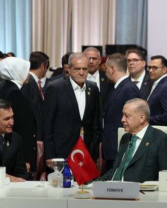נשיא טורקיה רג'פ טאיפ ארדואן (בצד שמאל) ונשיא איראן מסעוד פזשכיאן (בצד שמאל, עומד) משתתפים בפתיחת פסגת החירום הערבית-אסלאמית לדיון בתקיפה הישראלית בדוחא | EPA