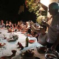 בני משפחה בסעודת חג, אילוסטרציה | נתי שוחט, פלאש 90