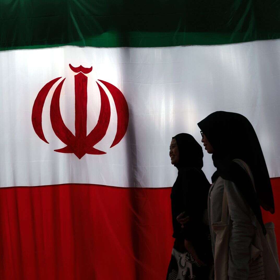 נשים חולפות על פני דגל איראני | EPA נשים חולפות על פני דגל איראני | EPA